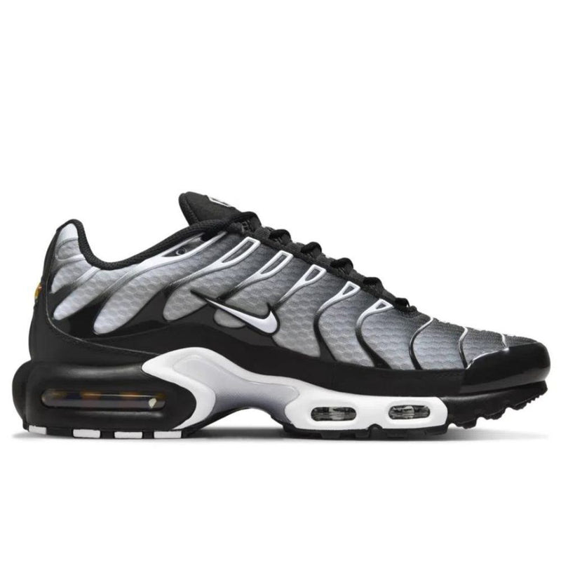 Black and gray sales air max plus